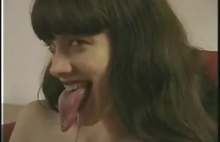 XXX Una trans italiana xxx ragazza succhia le labbra su un grosso cazzo