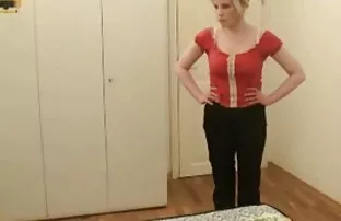 XXX Massaggiatore stimola i capelli castani e massaggiare tutti i suoi buchi. video amatoriali travestiti italiani