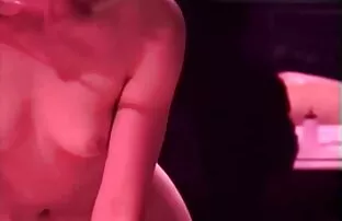 XXX Un gruppo di uomini che pesano una ragazza carina in film porno di trans italiani bagno in tutti i buchi