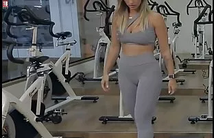 XXX Una giovane ragazza video gratis trans italiani placare la sete il suo sperma