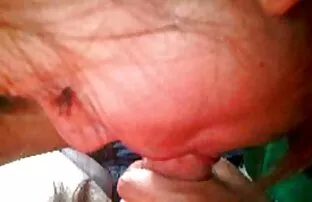 XXX Un uomo che si rade con un tatuaggio può vedere una bionda film porno con trans italiani