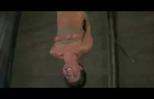 XXX Un uomo nero piegato doggystyle su una trans italiane film bionda depravato