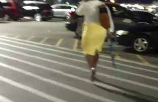 XXX La ragazza ha trans italiana xxx esteso le gambe sottili del suo davanti al ragazzo e dargli uno sguardo, la fessura ha rasato