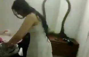 XXX Una folla di bell'uomo martella una ragazza dai capelli castani, sexy video gratis trans italiani da ogni lato